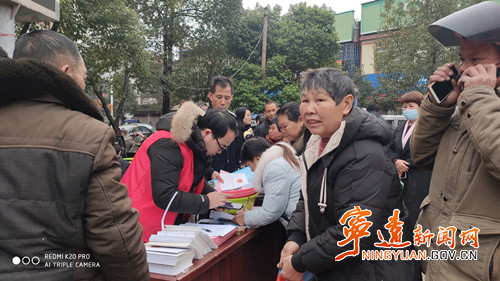 宁远：集市设“摊位”送“安全”    交通安全知识入脑入心_副本500.jpg