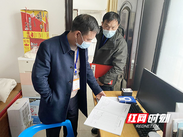 检查疫情防控台账资料。.jpg