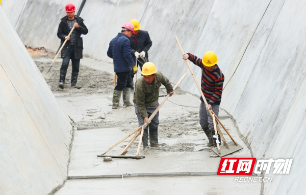 湖南新田：重点工程毛俊水库灌区干渠建设忙2.jpg