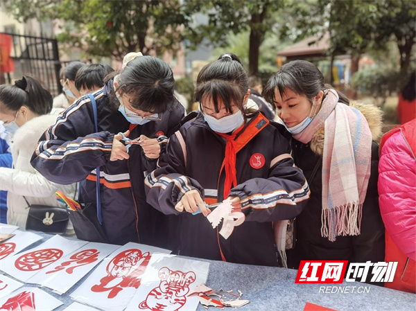 图六振兴社区还为参加活动的小朋友准备了剪纸，让他们剪出自己喜欢的图案。.jpg