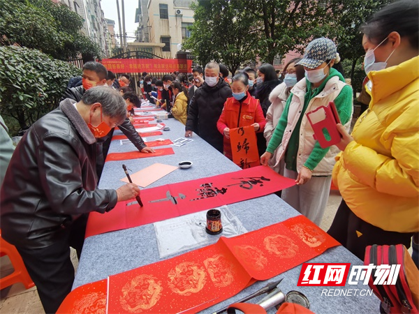 图四1月14日，燕泉街道振兴社区新时代文明实践站在香樟雅苑举行“祖国新春好·幸福进万家”书法家送福送春联暨青少年垃圾分类趣味游戏活动。.jpg