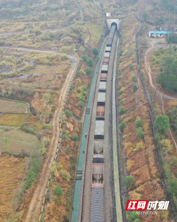1月15日，装载石砟的列车在益湛铁路湖南省永州道县段进行线路卸砟作业 (2).jpg