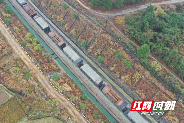 1月15日，装载石砟的列车在益湛铁路湖南省永州道县段进行线路卸砟作业 (3).jpg