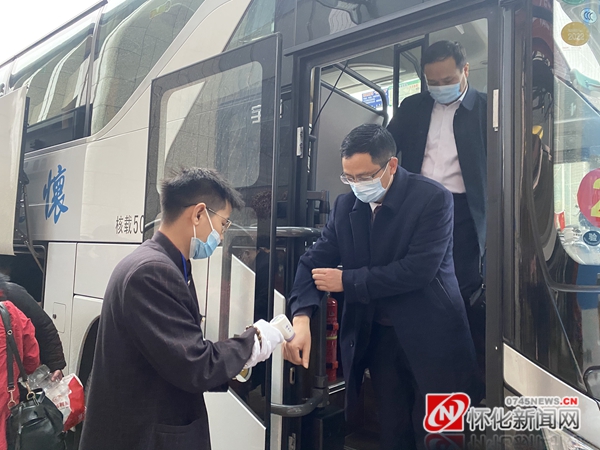 51名在怀省人大代表和25名住怀省政协委员陆续抵达长沙