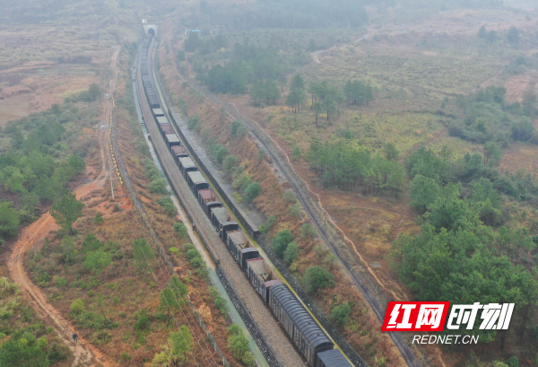 1月15日，装载石砟的列车在益湛铁路湖南省永州道县段进行线路卸砟作业 (4).jpg