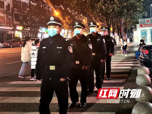 公安民警在夜巡，守护一方平安.jpg