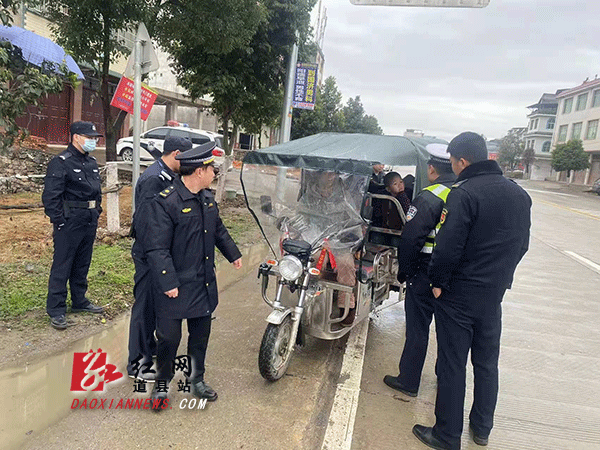 查处非法载人三轮摩托车.gif