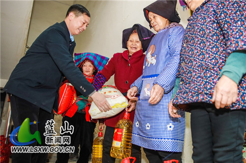 关爱老人 情暖瑶乡 (2).jpg 关爱老人 情暖瑶乡 (2).jpg