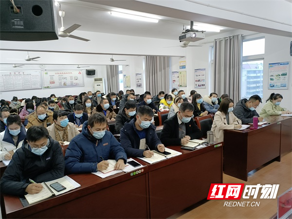 图五台下听众认真聆听报告，并做好学习笔记.jpg