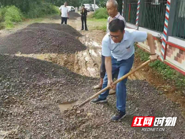 1参与通组道路修建.jpg