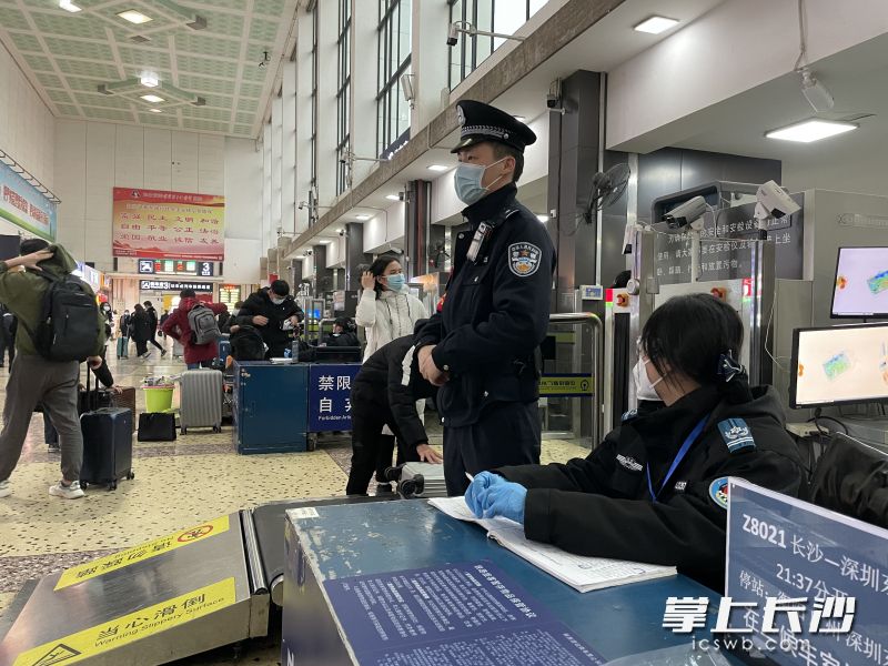 民警正在安检口旁值守