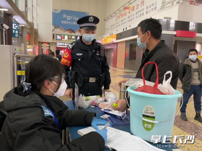 在长沙火车站安检口，民警正在开展安检查危工作。 均为长沙晚报全媒体记者 聂映荣 摄