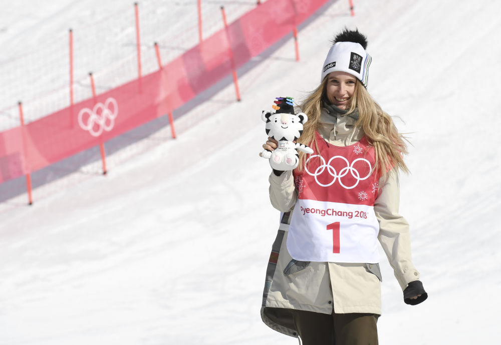 2018年2月22日，平昌冬奥会单板滑雪女子大跳台比赛中，奥地利选手安娜· 加塞尔获得冠军。 新华社记者 吕小炜 摄