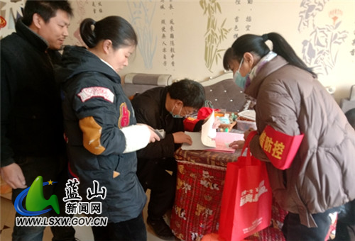 蓝山法院党员干警进社区助力疫情防控3.jpg