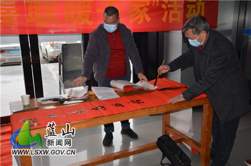 蓝山县行政审批服务局开展送春联活动1.jpg