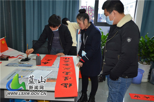 蓝山县行政审批服务局开展送春联活动2.jpg