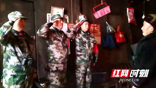 向抗美援朝老兵田景标致敬。.jpg