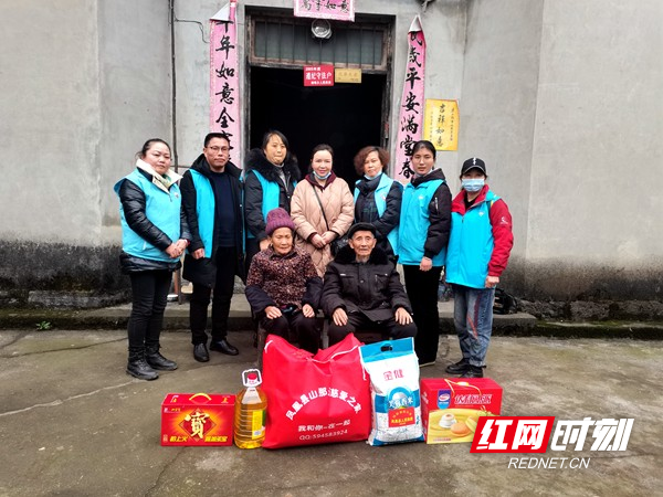 与抗美援朝老兵刘恩高合影留念。.jpg