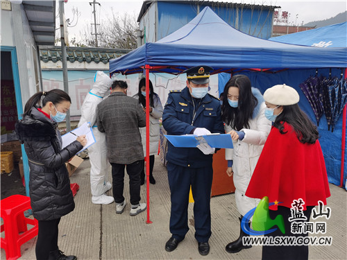 图为交通督查组检查春运站点疫情防控工作.jpg 图为交通督查组检查春运站点疫情防控工作.jpg