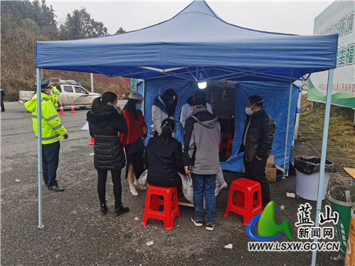 图为交通督查组为春运站点提供后勤保障服务.jpg 图为交通督查组为春运站点提供后勤保障服务.jpg