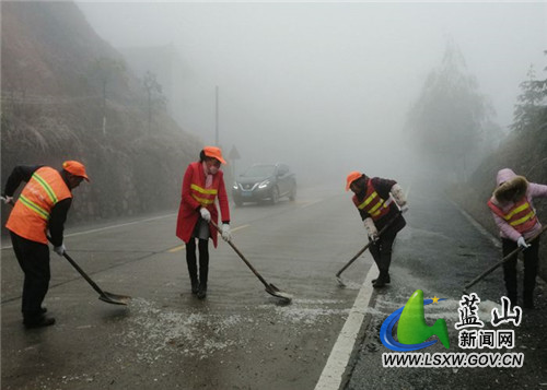 图一 公路部门路面清障保畅.jpg