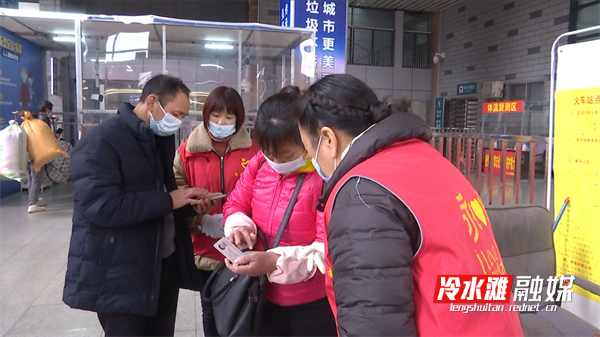 志愿者“暖心小站”温暖旅客心1.png