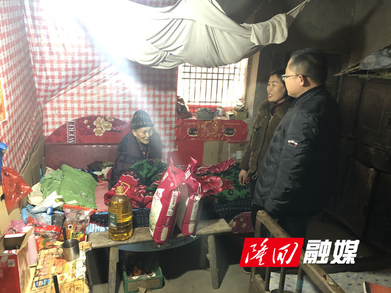 慰问困难户_20220120111832.jpg