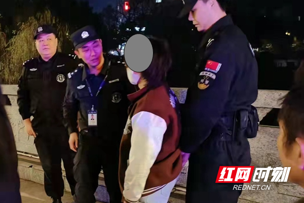 特巡警对获救后男子进行心理疏导。.jpg