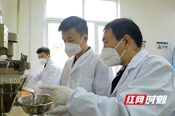唐义胜带领团队做试验.JPG 唐义胜带领团队做试验.JPG