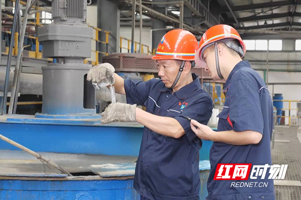 唐义胜在选矿厂内做检测.JPG 唐义胜在选矿厂内做检测.JPG
