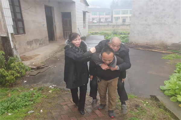 “背上”的老人.png