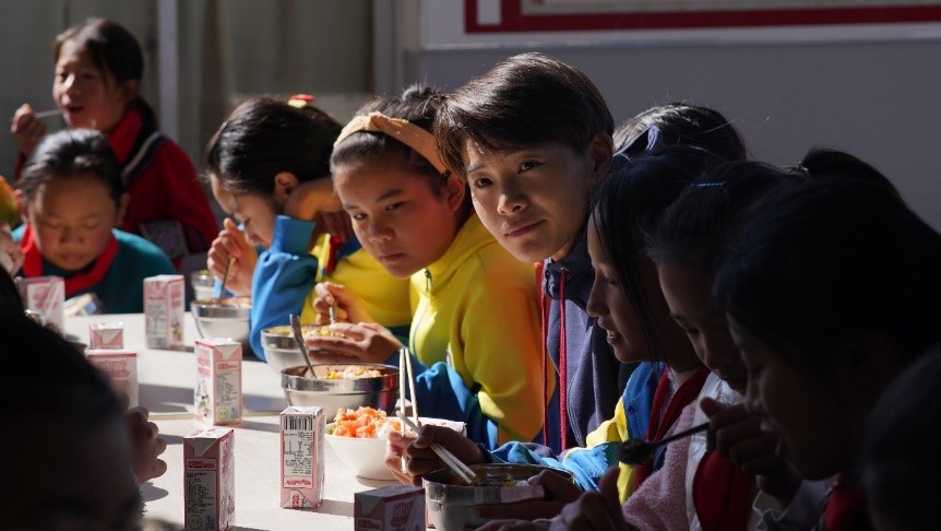 王霜和女孩们一起在食堂吃午饭。
