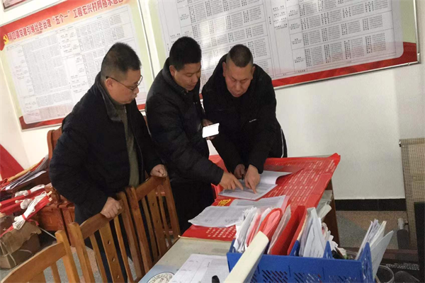 联村领导核对台账.png