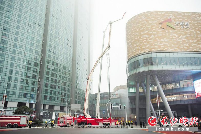 　　1月20日，开福区消防救援大队在北辰三角洲举行大型商业综合体灭火救援演练。            长沙晚报全媒体记者 黄启晴 摄