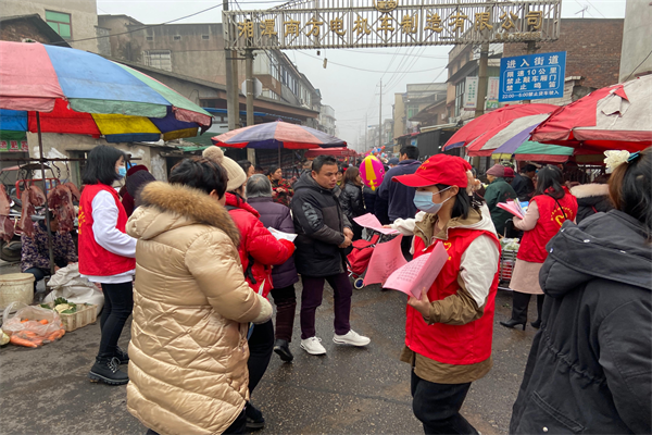 在河口集市进行宣传.png