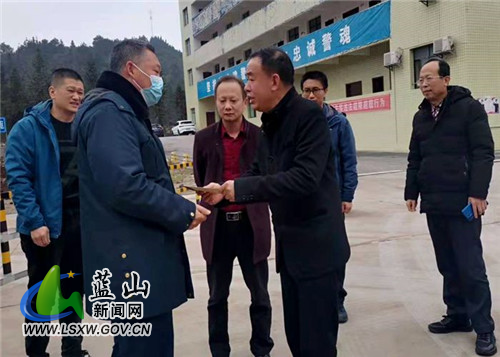 图三 慰问困难职工.jpg
