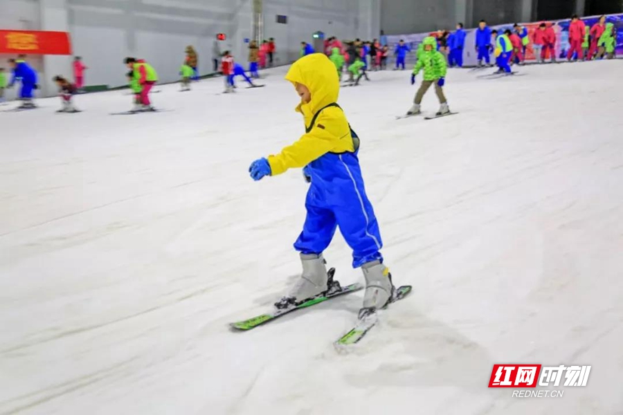 沃雪滑雪训练中心正式运营 助力静安冰雪运动面向全龄段全家庭发展华体会- 华体会体育- 华体会体育官网