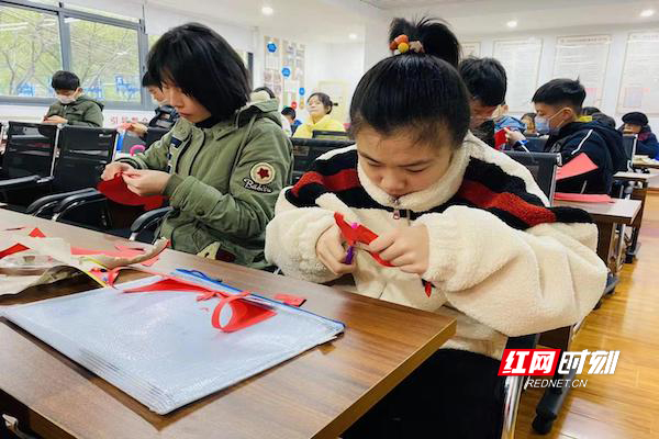 文艺 剪纸.jpg