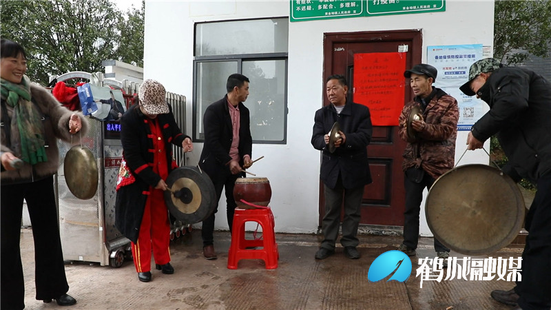 怀化鹤城区：“打年锣、跳霸王鞭”迎新春 多彩民俗年味浓（半成品）.mp4_20220126_185436.139_副本.jpg