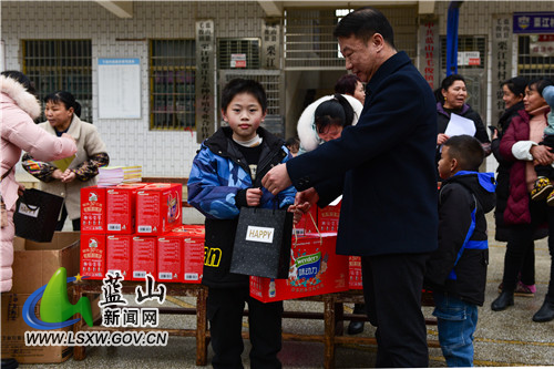 蓝山县乡村振兴局开展助力乡村振兴情系留守儿童暨“把爱带回家——送法到家 让孩子健康成长”主题党日活动1.jpg