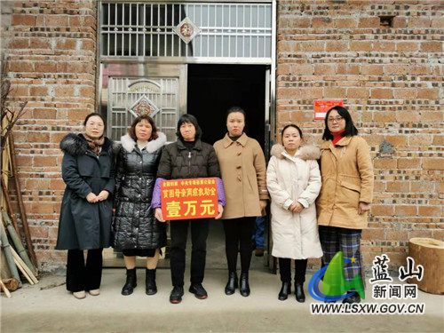 唐璨深入所城镇走访慰问患癌母亲.jpg