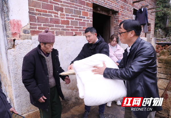 6  2022年1月，驻村工作队与村干部给村里五保老人送棉被。.jpg