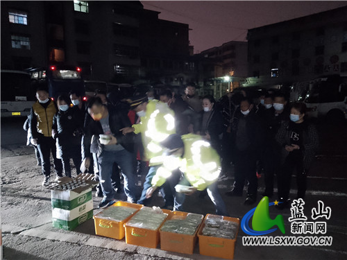 图为乘客等待转运车辆时排队领取物资.jpg