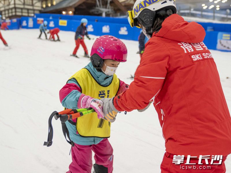 寒假里，学生在学滑雪。受访者供图