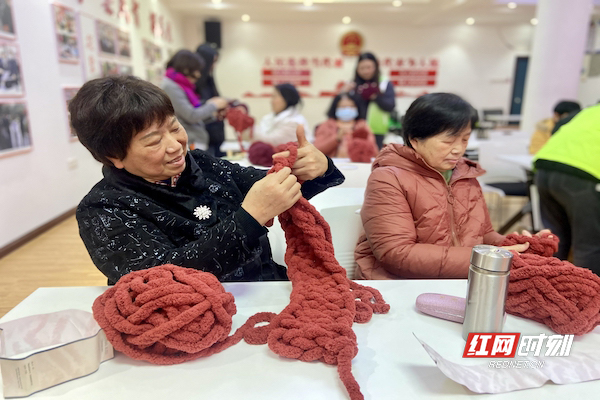 韭菜园 织围巾.jpg