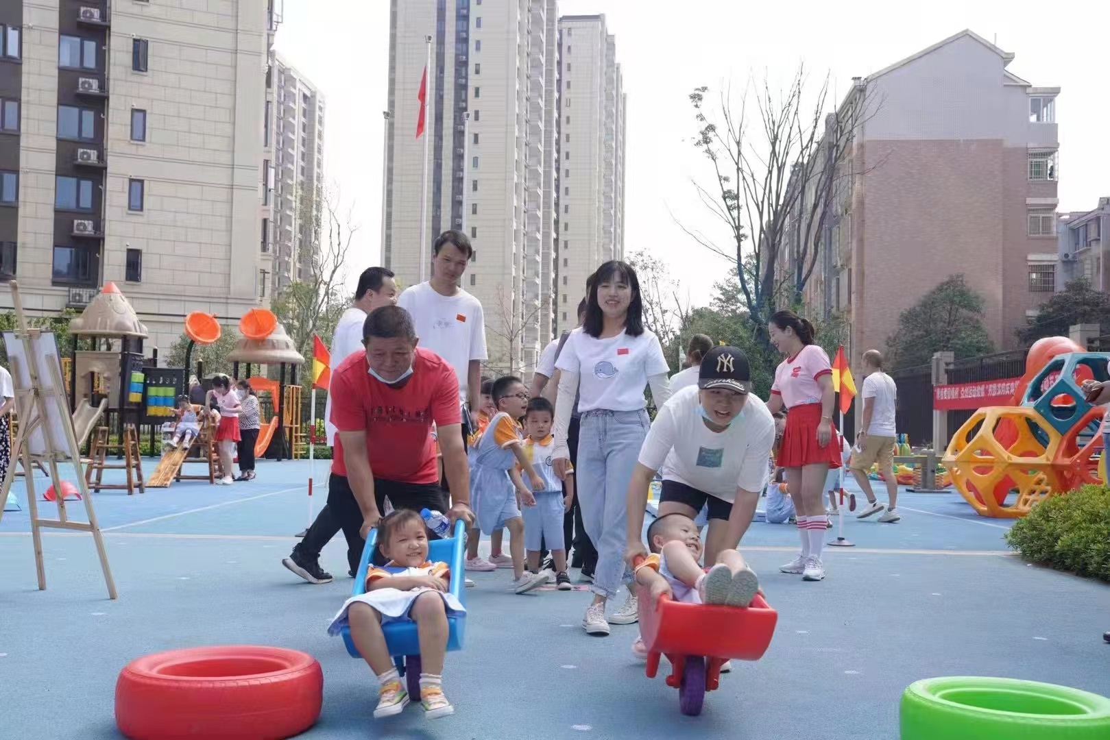 雨花区教育局幼儿园中海珑庭幼儿园亲子活动。（资料图片）