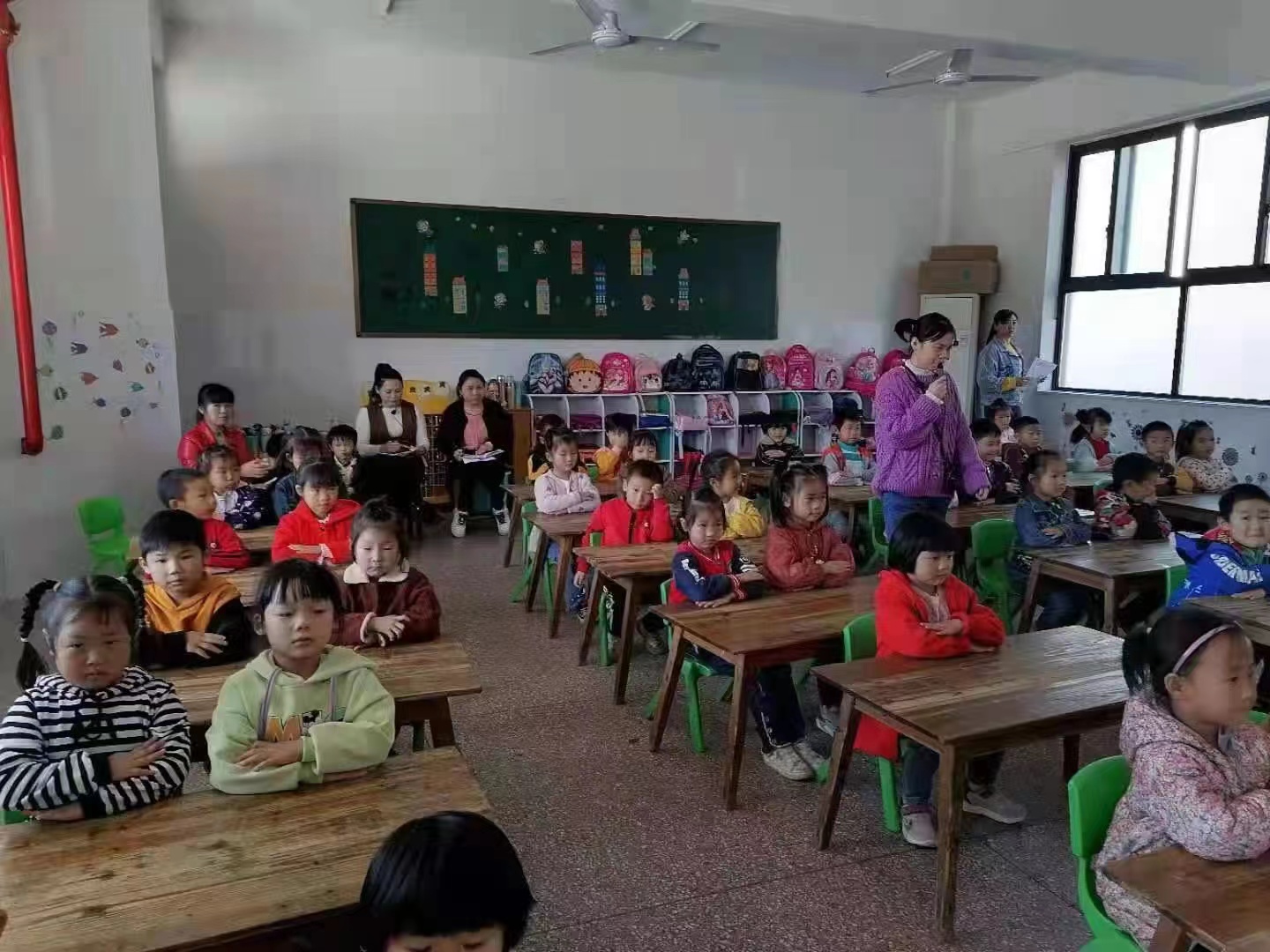 之前的浏阳市社港镇淮洲完小附属幼儿园跟小学常规班合并在一起，小学气息很浓。