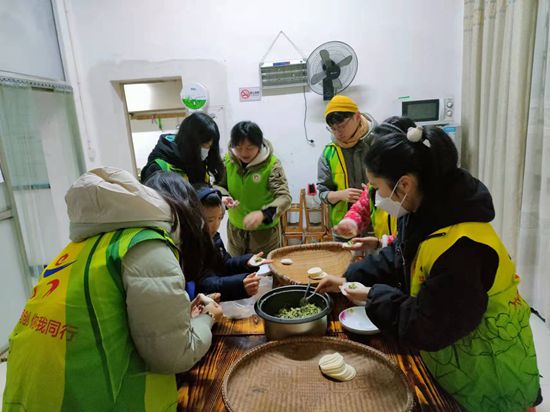 陪孩子门包饺子.jpg