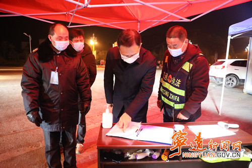 宁远：小年夜毛政看望慰问一线工作人员_副本500.jpg