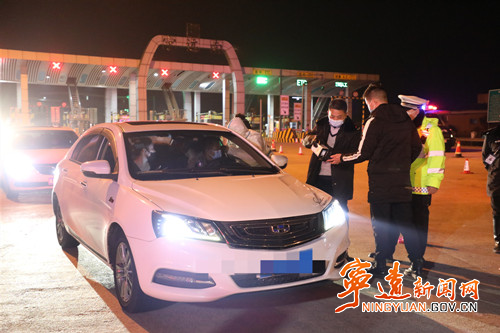 宁远：小年夜毛政看望慰问一线工作人员2_副本500.jpg